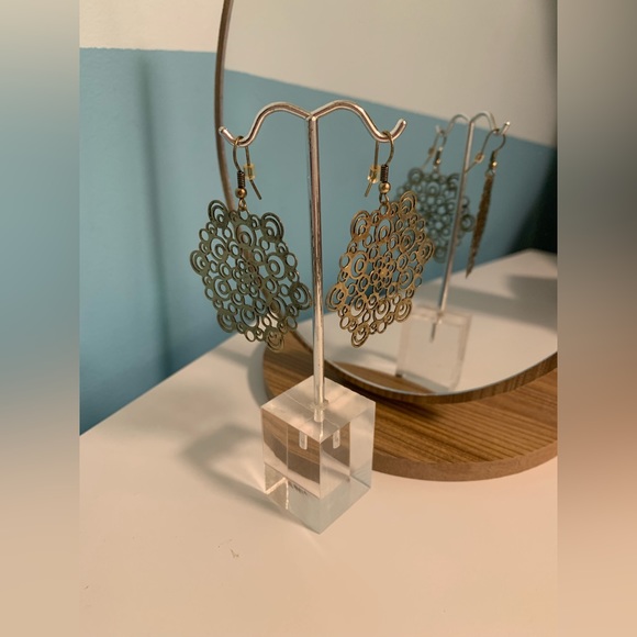 Light weight earrings - Picture 3 of 9